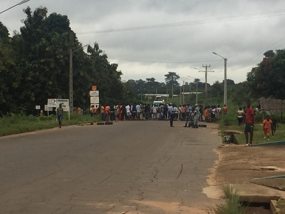 des-barricades-erigees-sur-la-route-entre-bouake-et-beoumi-pour-reclamer-la-liberation-du-president-du-conseil-regional-de-gbeke