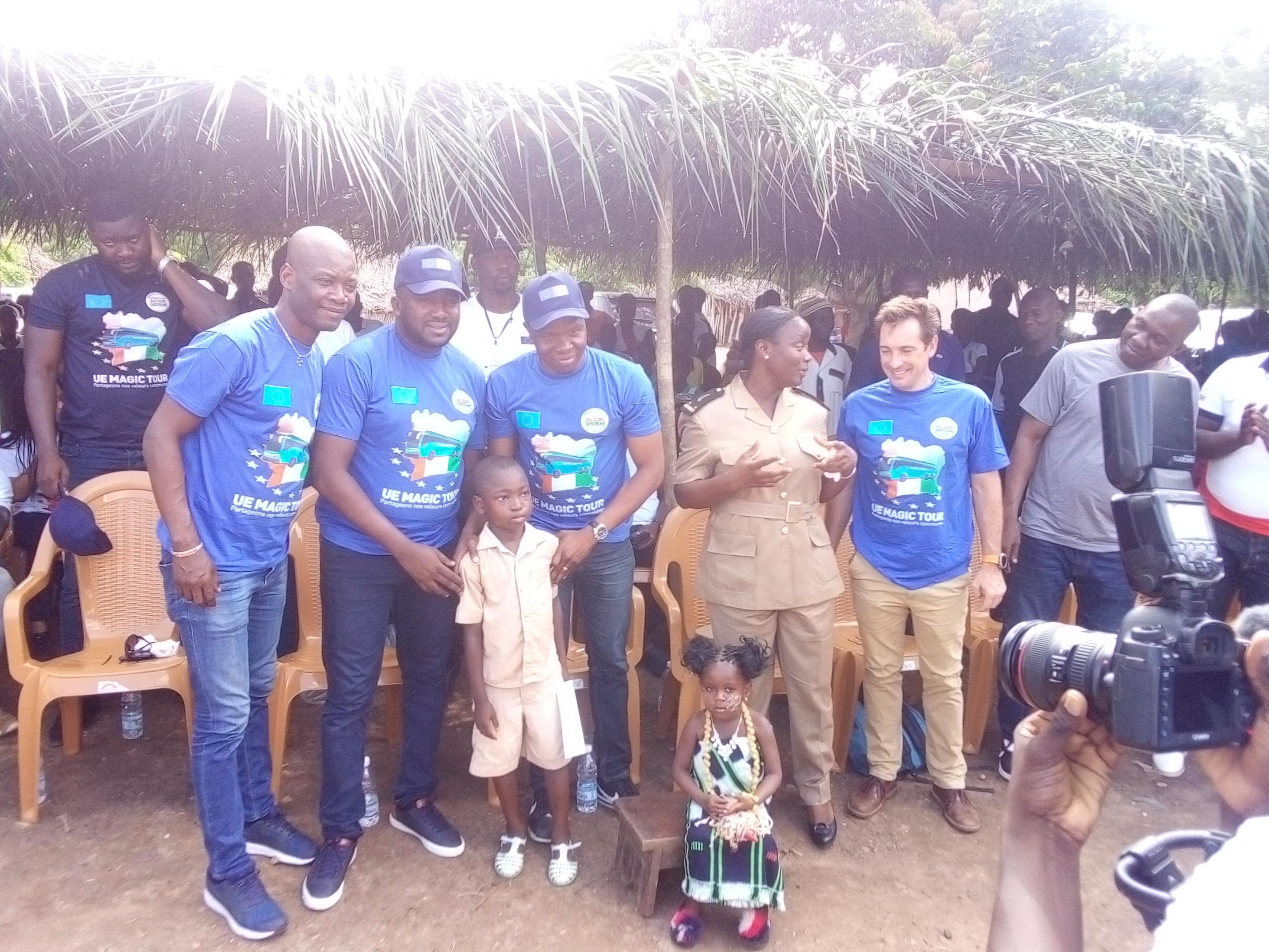L’UE-MAGIC System tour offre une école et de l’électricité à un village de Tanda