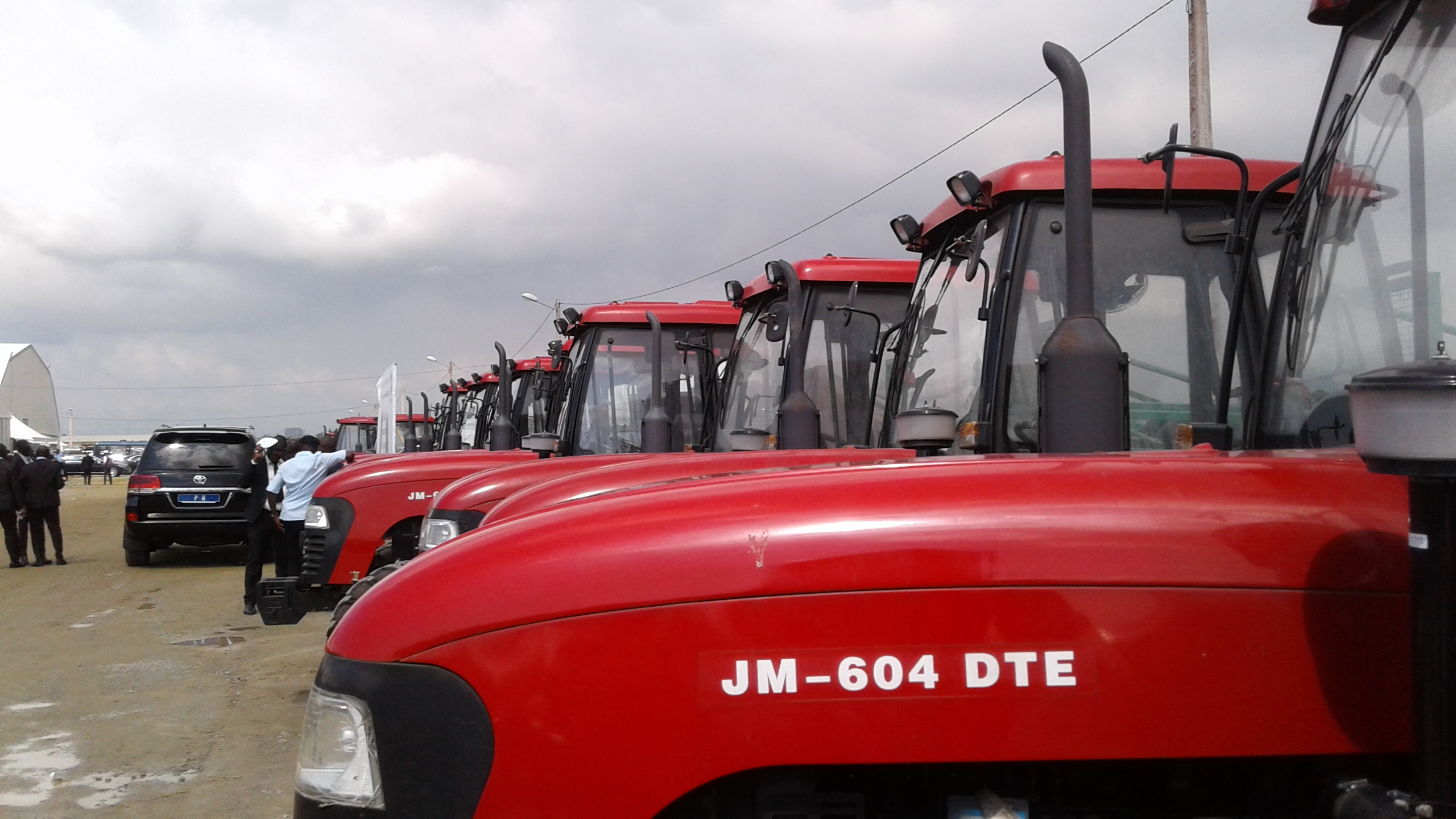 sara-ouattara-remet-54-tracteurs-aux-acteurs-du-monde-agricole