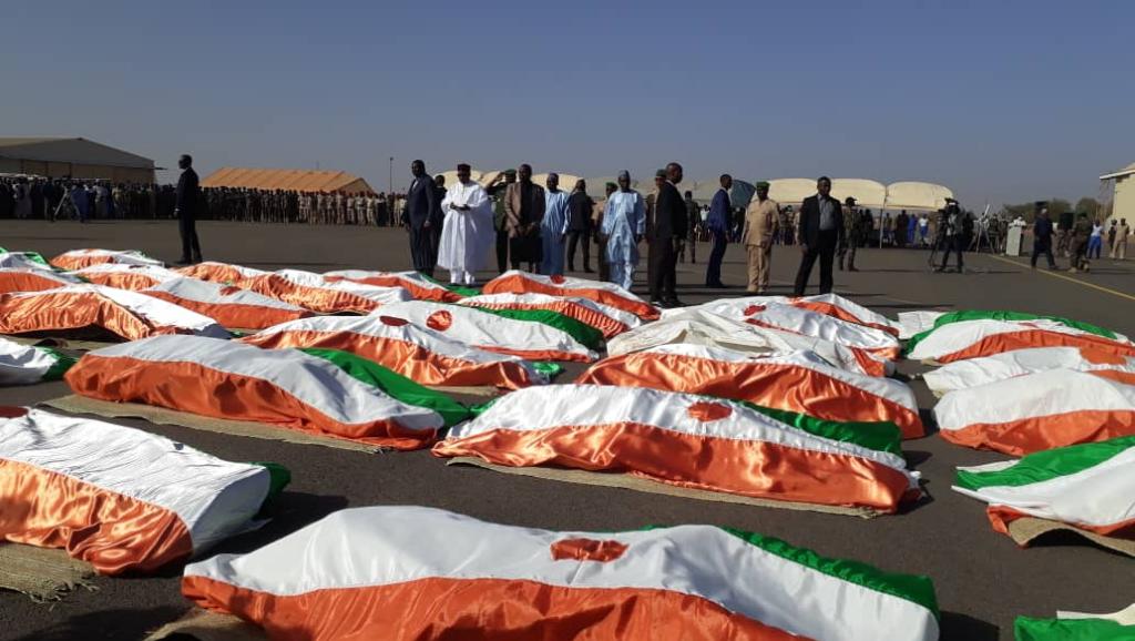 niger-hommage-du-president-issoufou-aux-soldats-morts-a-inates