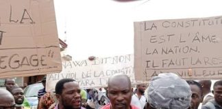 manifestations-contre-un-3e-mandat-de-ouattara-des-jeunes-de-lopposition-dans-les-rues-a-yopougon-soubre-et-bonoua