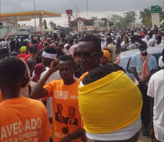 cote-divoire-les-militants-mobilises-a-la-cei-pour-accompagner-ouattara-a-deposer-sa-candidature