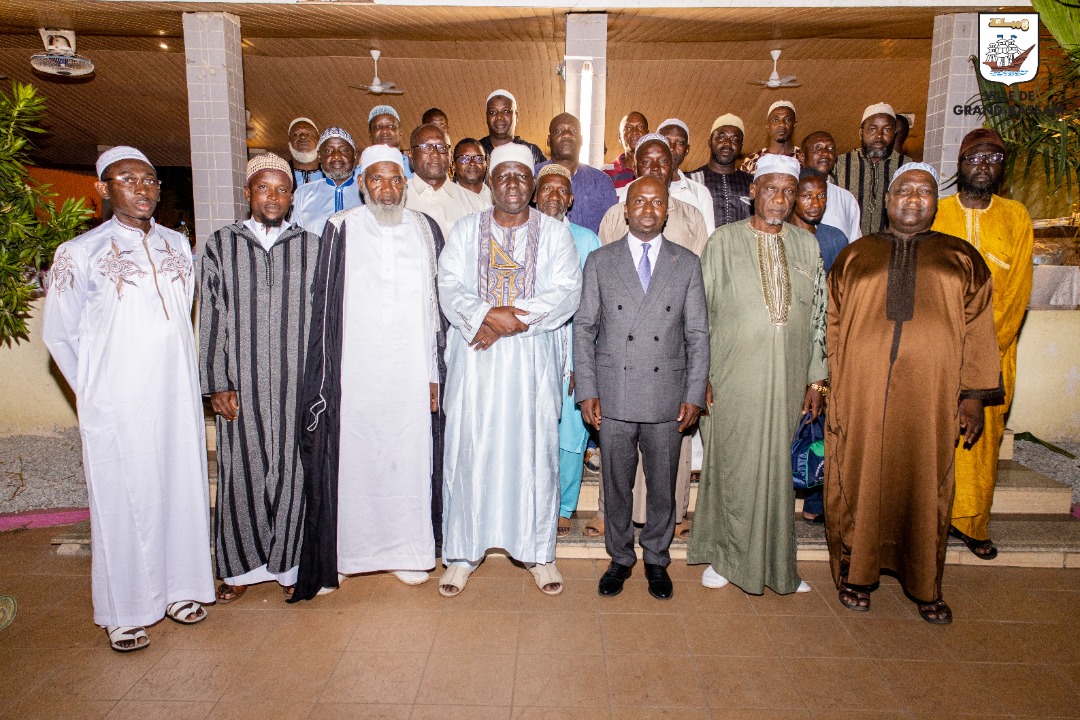 ramadan-2022-le-maire-jean-louis-moulot-communie-avec-les-musulmans-de-grand-bassam
