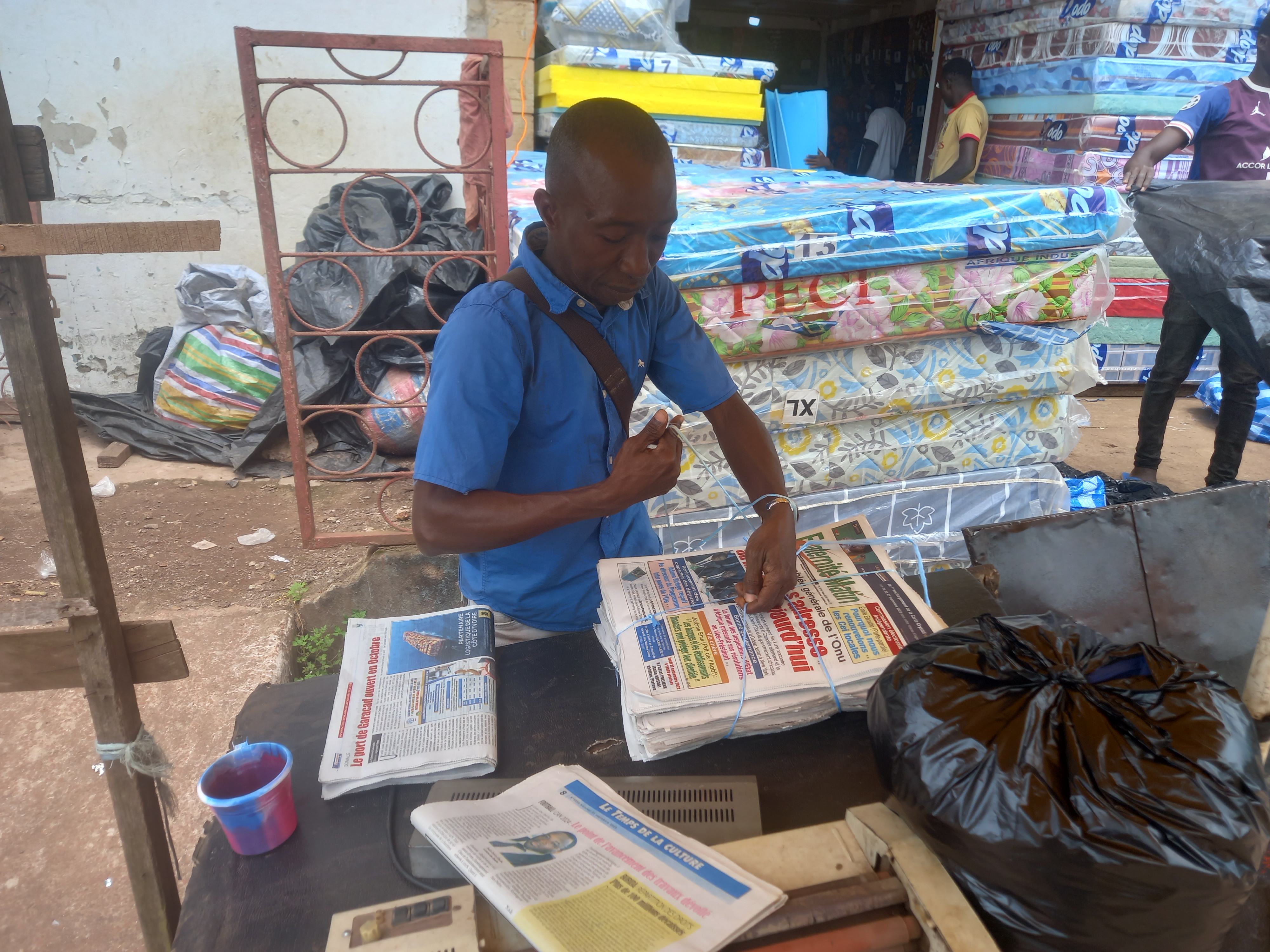 region-du-goh-les-vendeurs-de-journaux-et-leurs-familles-broient-du-noir