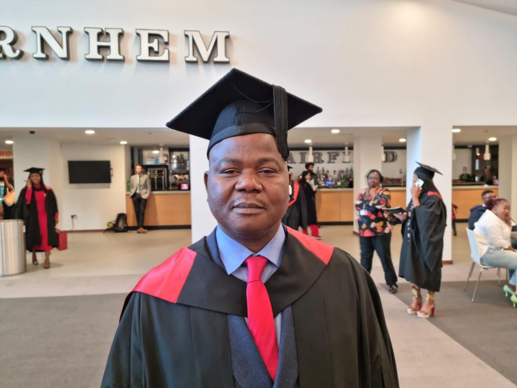 Un homme de Dieu ivoirien obtient un important diplôme d’une université britannique