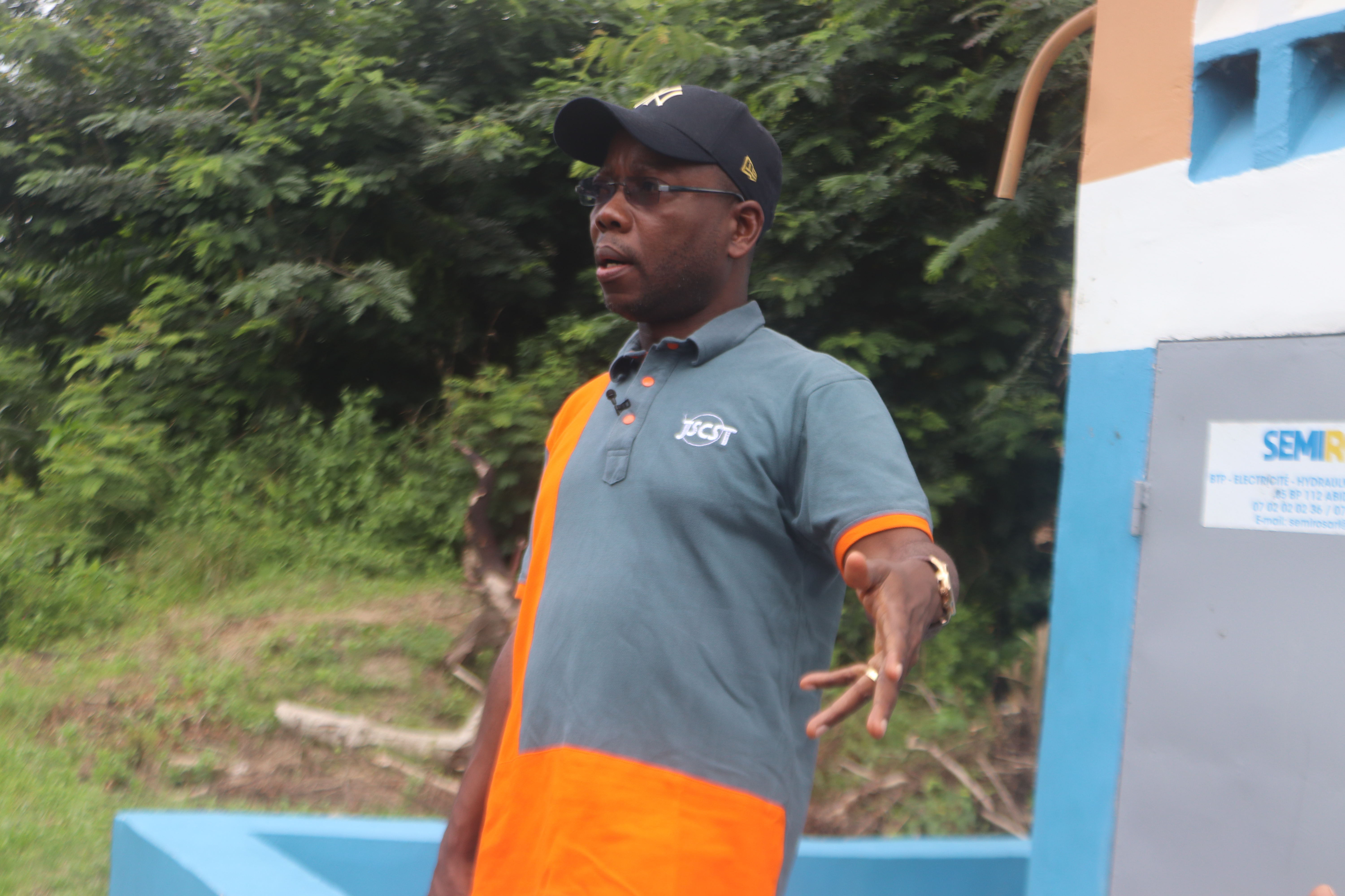 tiassale-le-maire-assale-tiemoko-installe-11-pompes-a-systeme-de-motricite-solaire-dans-des-villages-et-campements-video