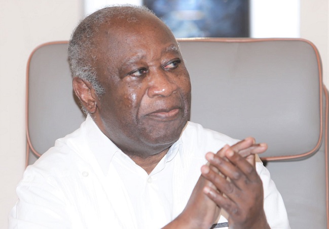 laurent-gbagbo-face-aux-epouses-des-detenus-politiques-quotcest-en-afrique-quon-met-toujours-les-hommes-politiques-en-prisonquot
