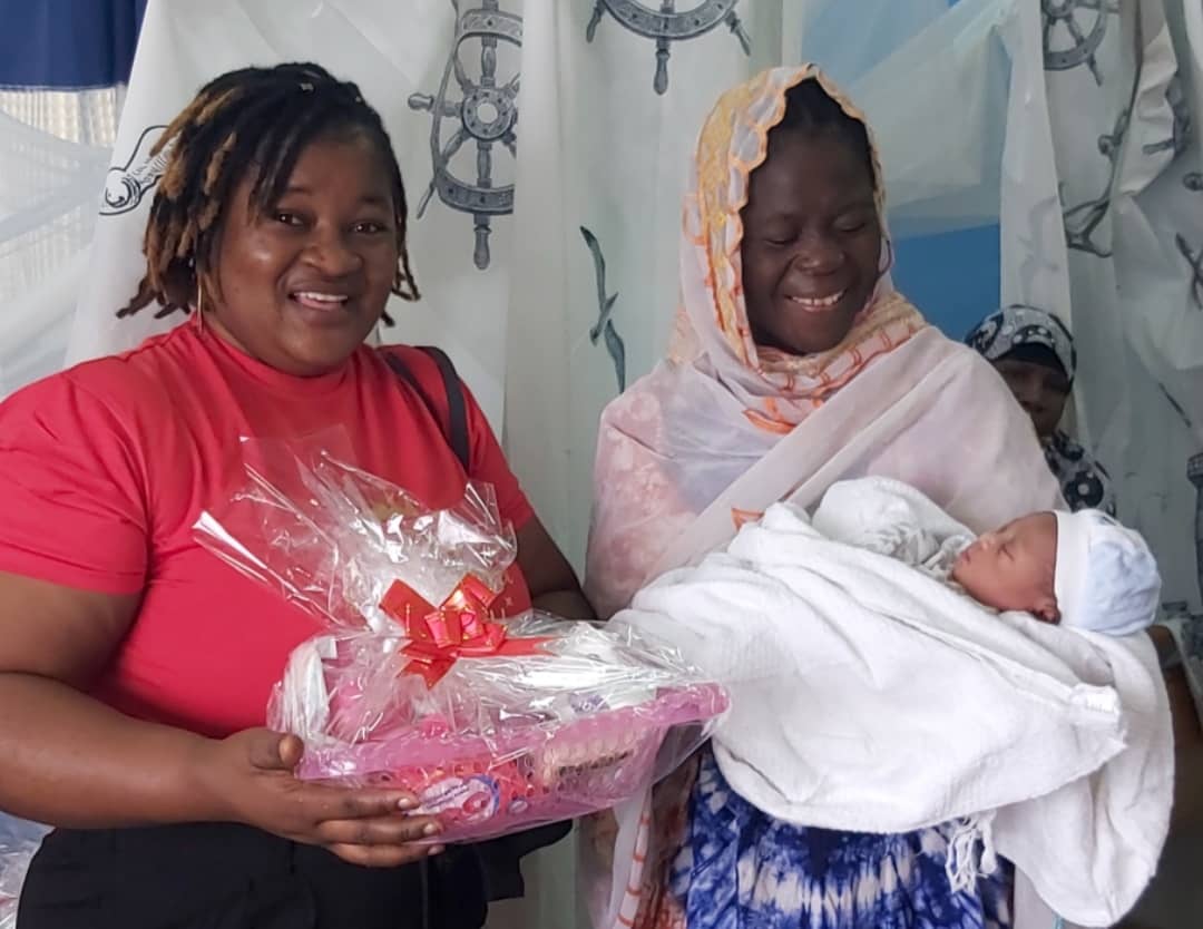 pour-son-anniversaire-une-citoyenne-ivoirienne-soulage-de-nombreuses-nouvelles-mamans