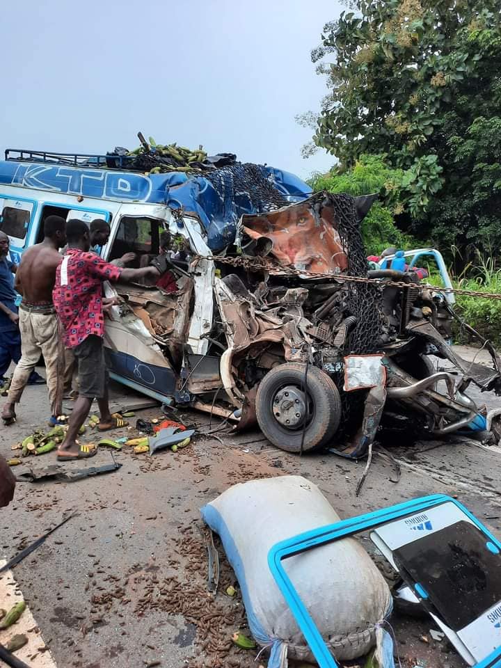 axe-kotobi-akoupe-un-accident-de-la-route-fait-5-morts-et-plusieurs-blesses-police-secours