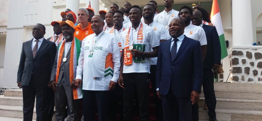 afrobasket-masculin-2021-le-president-ouattara-offre-5-millions-fcfa-a-chaque-joueur