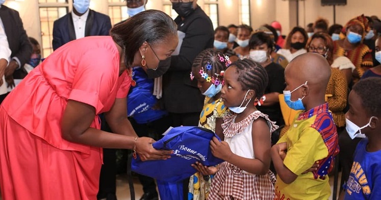 rentree-scolaire-la-compagne-de-laurent-gbagbo-remet-des-kits-aux-enfants-de-detenus-politiques
