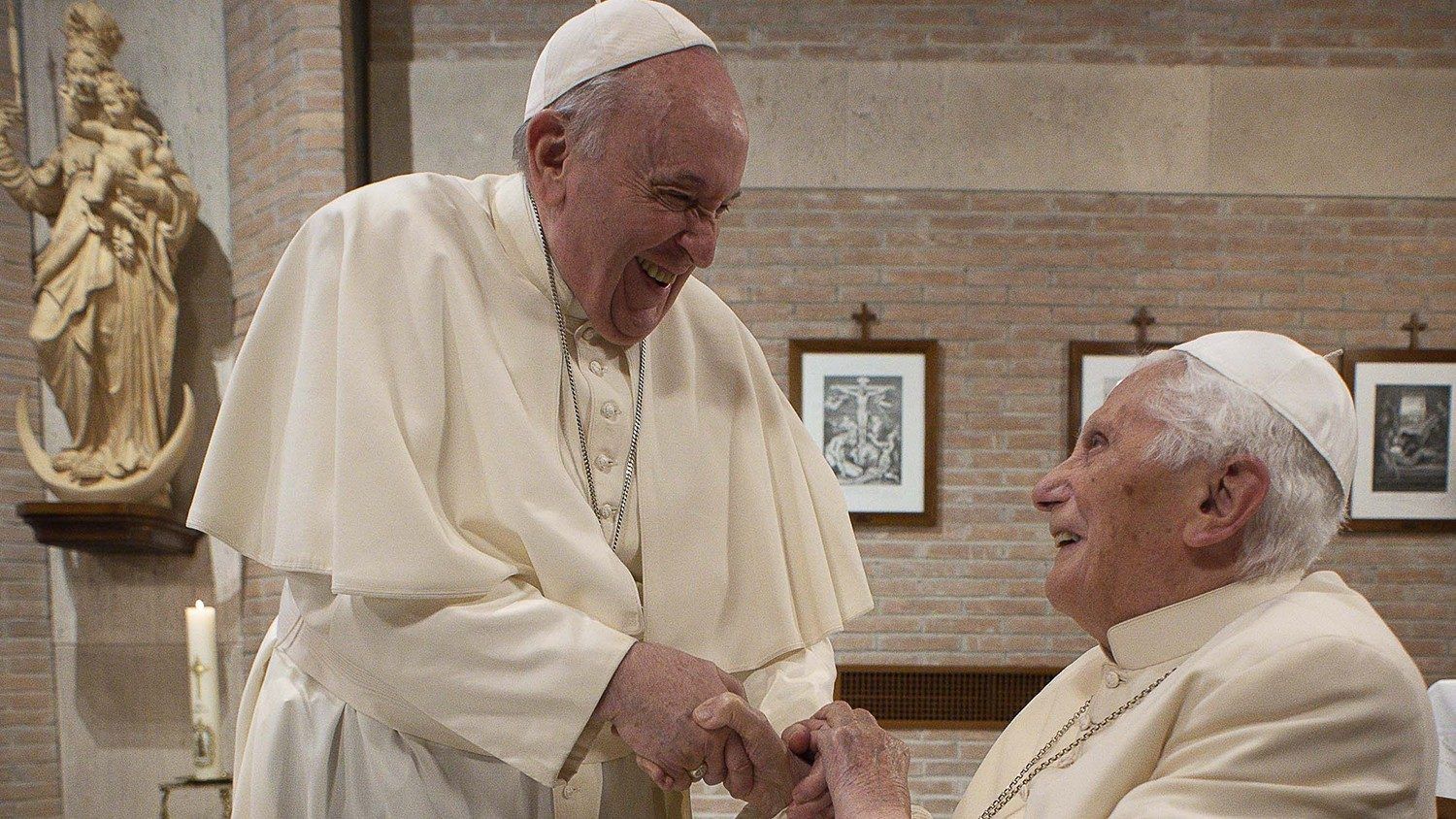 le-pape-francois-appelle-a-une-priere-pour-son-predecesseur-benoit-xvi-gravement-malade