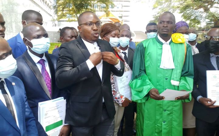 tribunal-du-plateau-les-ivoiriens-choques-alors-que-souvre-le-proces-des-46-docteurs-non-recrutes