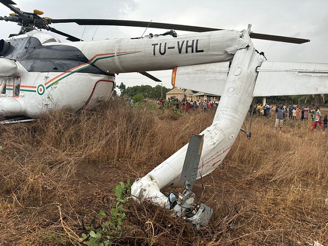atterrissage-force-dun-helicoptere-transportant-le-president-de-lassemblee-nationale-adama-bictogo-les-ministres-kandia-camara-et-moussa-sanogo