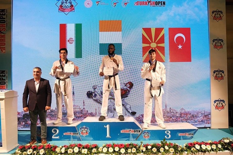 taekwondo-livoirien-cheick-cisse-remporte-la-medaille-dor-a-lopen-international-de-bulgarie