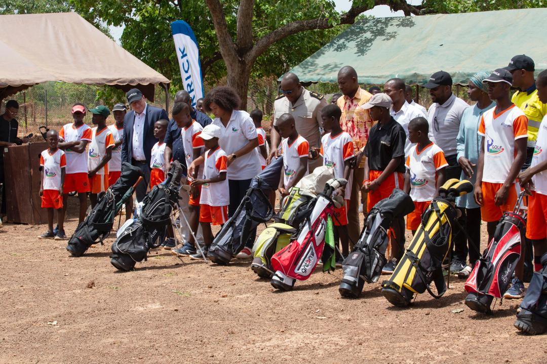 education-par-le-sport-une-centaine-denfants-recoit-des-equipement-de-golf-a-tongon