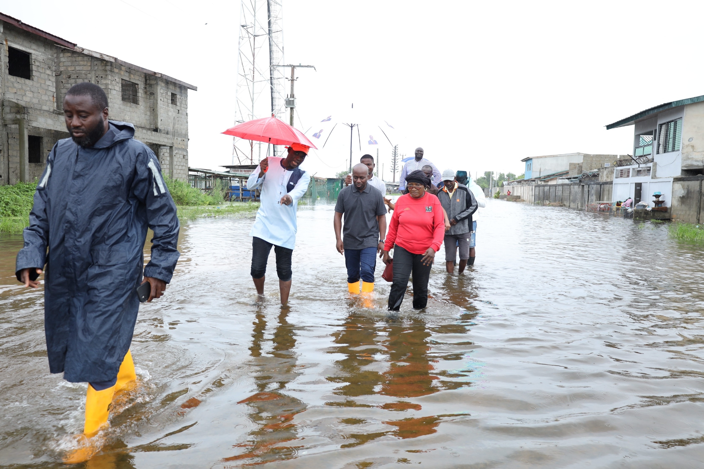inondations-a-grand-bassam-le-maire-jean-louis-moulot-temoigne-sa-compassion-aux-populations