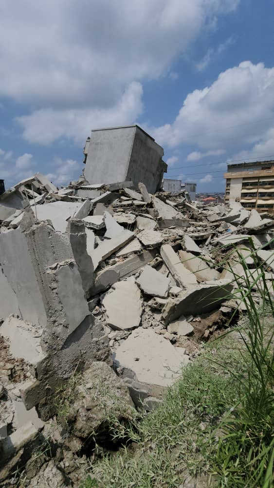 un-immeuble-en-construction-sest-effondre-ce-vendredi-a-cocody-des-manoeuvres-encore-sous-les-decombres