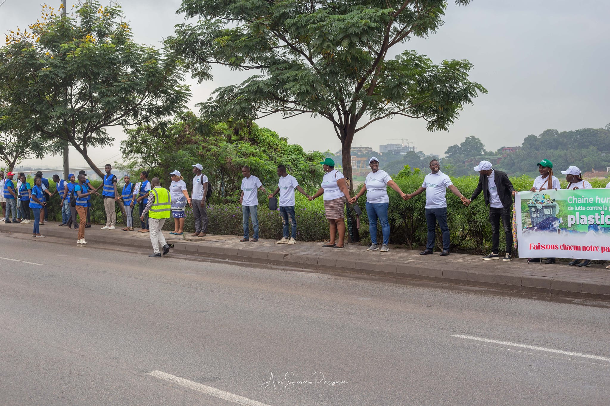 lutte-contre-la-pollution-plastique-plus-de-1000-jeunes-ivoiriens-dans-une-chaine-humaine-a-abidjan