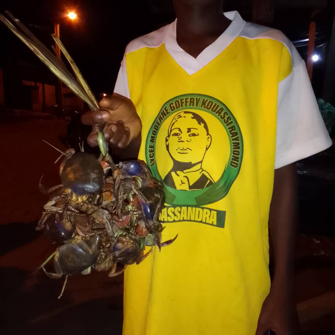 Sassandra : Un élève de 5ème vend des crabes la nuit pour se prendre en charge