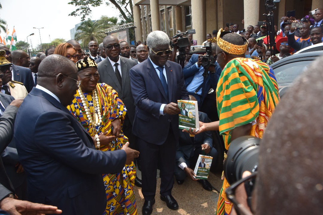 Le gouverneur du District autonome d’Abidjan, Cissé Ibrahima Bacongo, offre 95 véhicules aux chefs Atchan et Akyé