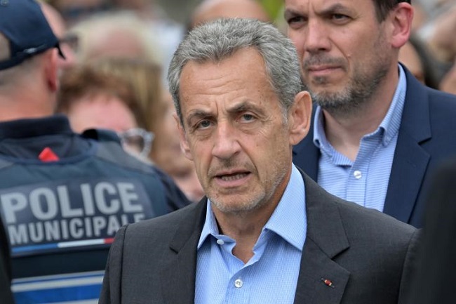 Nicolas Sarkozy équipé d'un bracelet électronique, une première pour un ex-président