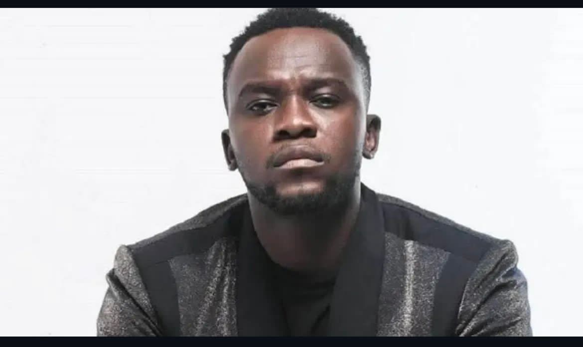 Incivisme routier : l’artiste Elow’n sanctionné, son permis suspendu pour un an dont trois mois ferme