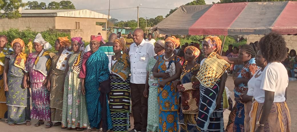 Le maire de Zuénoula offre 200 pagnes aux femmes de la tribu Yassoua