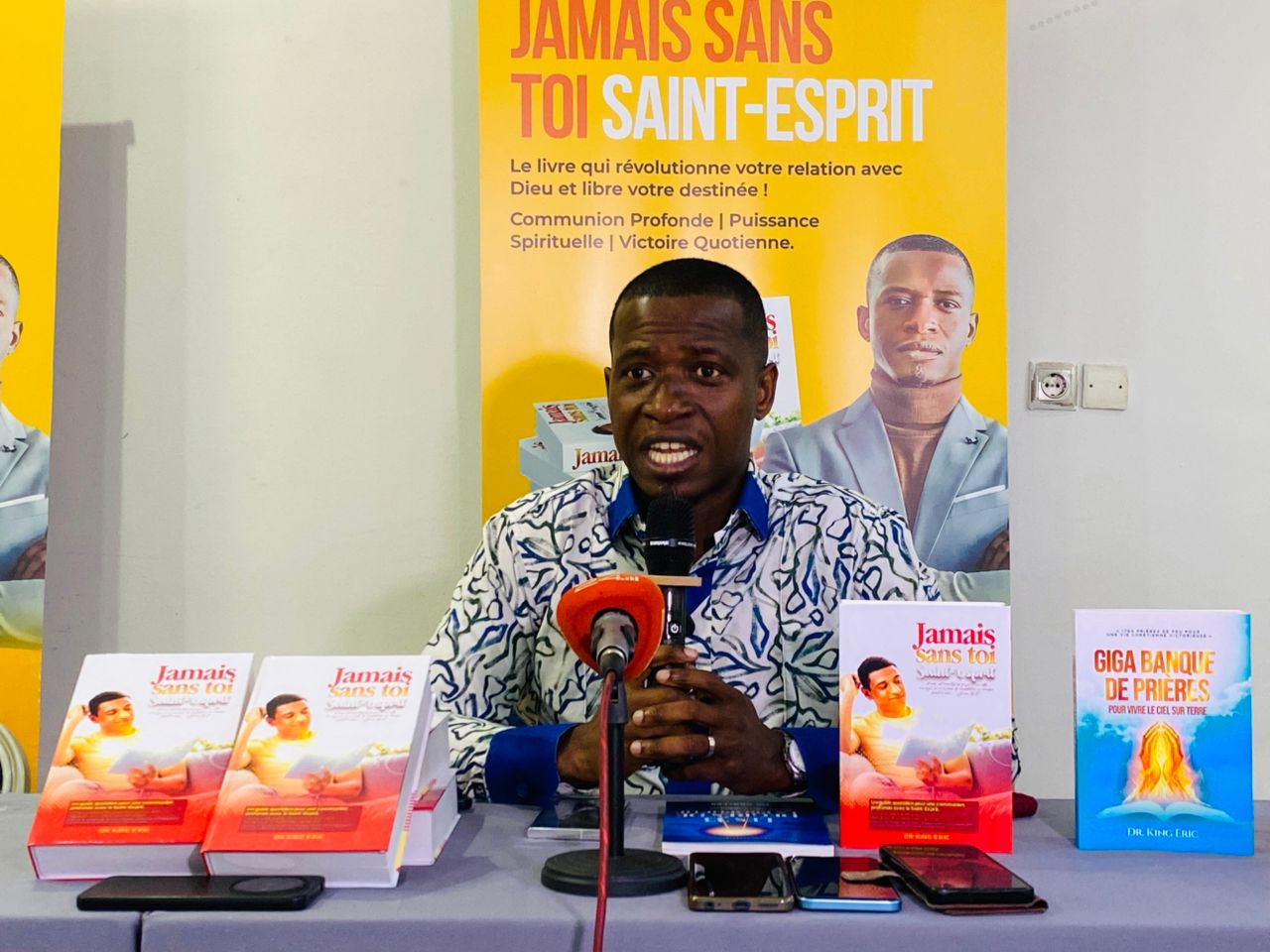 Avant la Présidentielle en Côte d’Ivoire, le Dr King Eric annonce une conférence prophétique et présente trois ouvrages spirituels