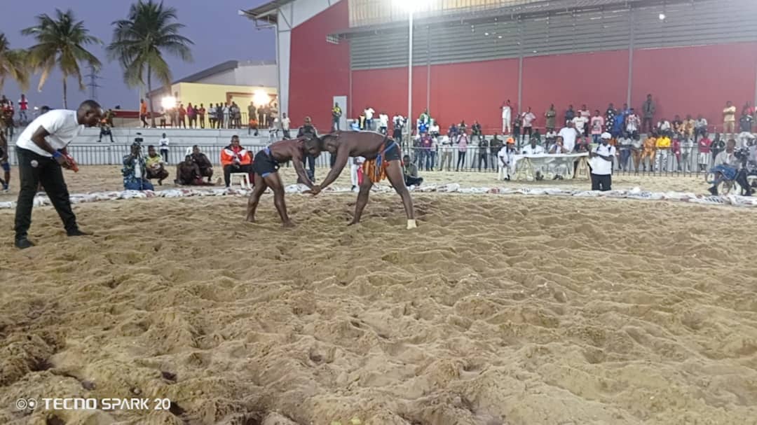Tournoi international de lutte africaine et de beach wrestling : le Palais des Sports de Treichville en effervescence pour la première journée