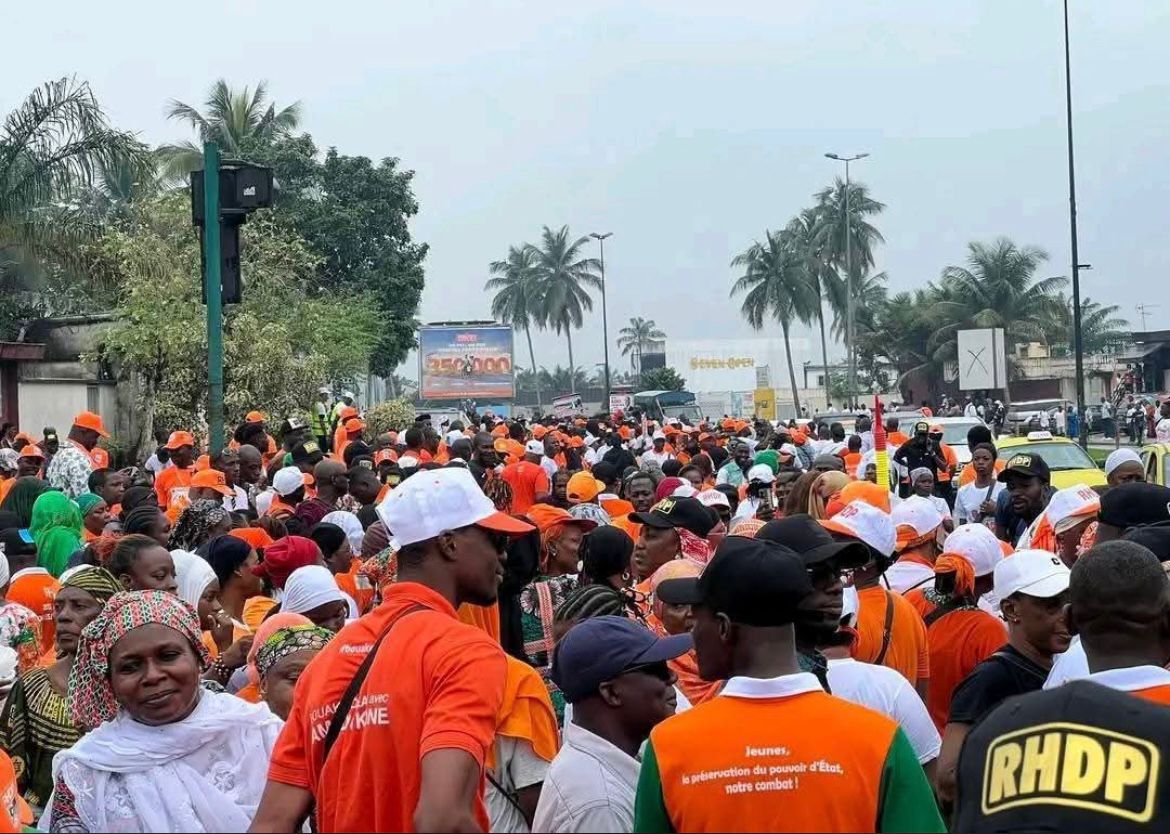 Présidentielle 2025 : les militants du RHDP envahissent les rues pour le dépôt de candidature d'Alassane Ouattara