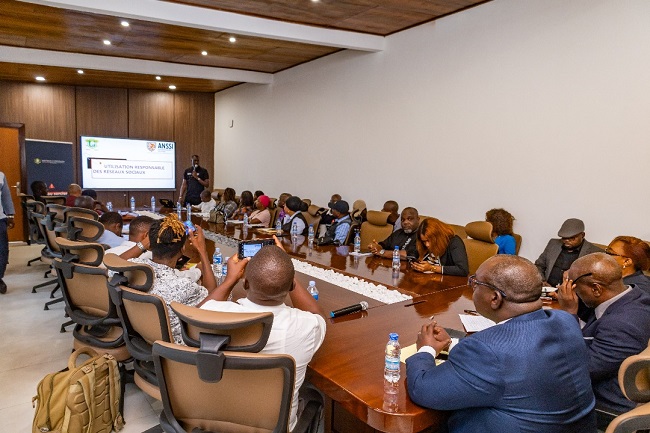 « En ligne, tous responsable » : des agents et artisans de la Chambre nationale de Métiers de Côte d’Ivoire formés à l’usage responsable des réseaux sociaux