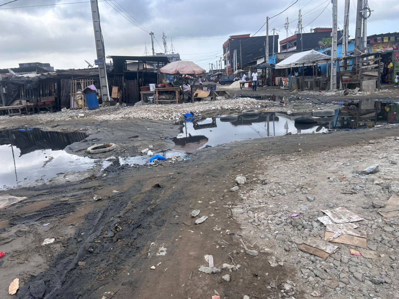 Koumassi quartier Divo  : un regard défectueux dégrade une voie et menace la santé des habitants