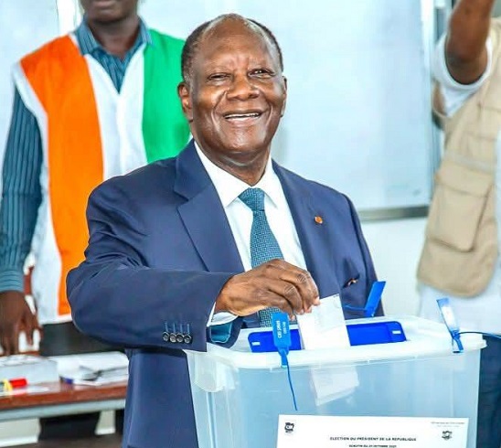 Présidentielle 2025 : Alassane Ouattara salue la mobilisation et espère la proclamation des résultats au plus tard dimanche
