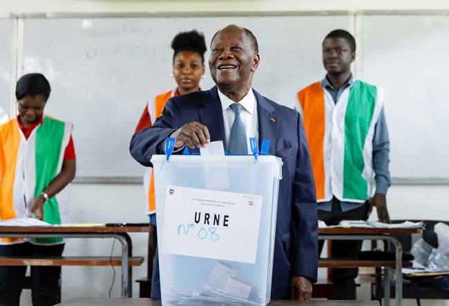 Présidentielle 2025 : Alassane Ouattara salue la mobilisation et espère la proclamation des résultats au plus tard dimanche