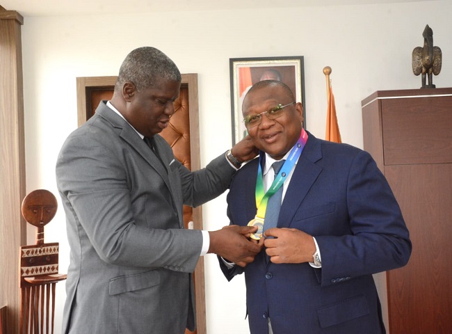 Distinction panafricaine : Joël Nianzou présente son sacre au ministre de la Communication