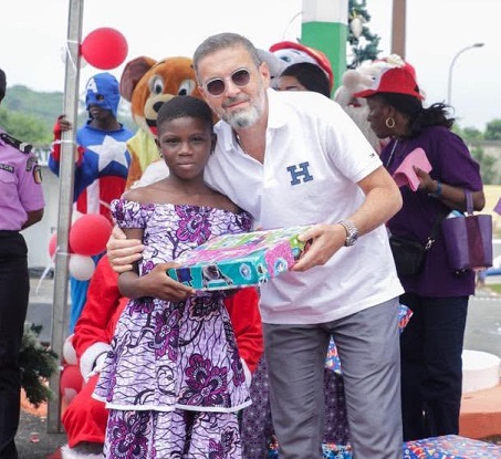 Arbre de Noël : une parfumerie illumine le sourire de 1 000 enfants de policiers