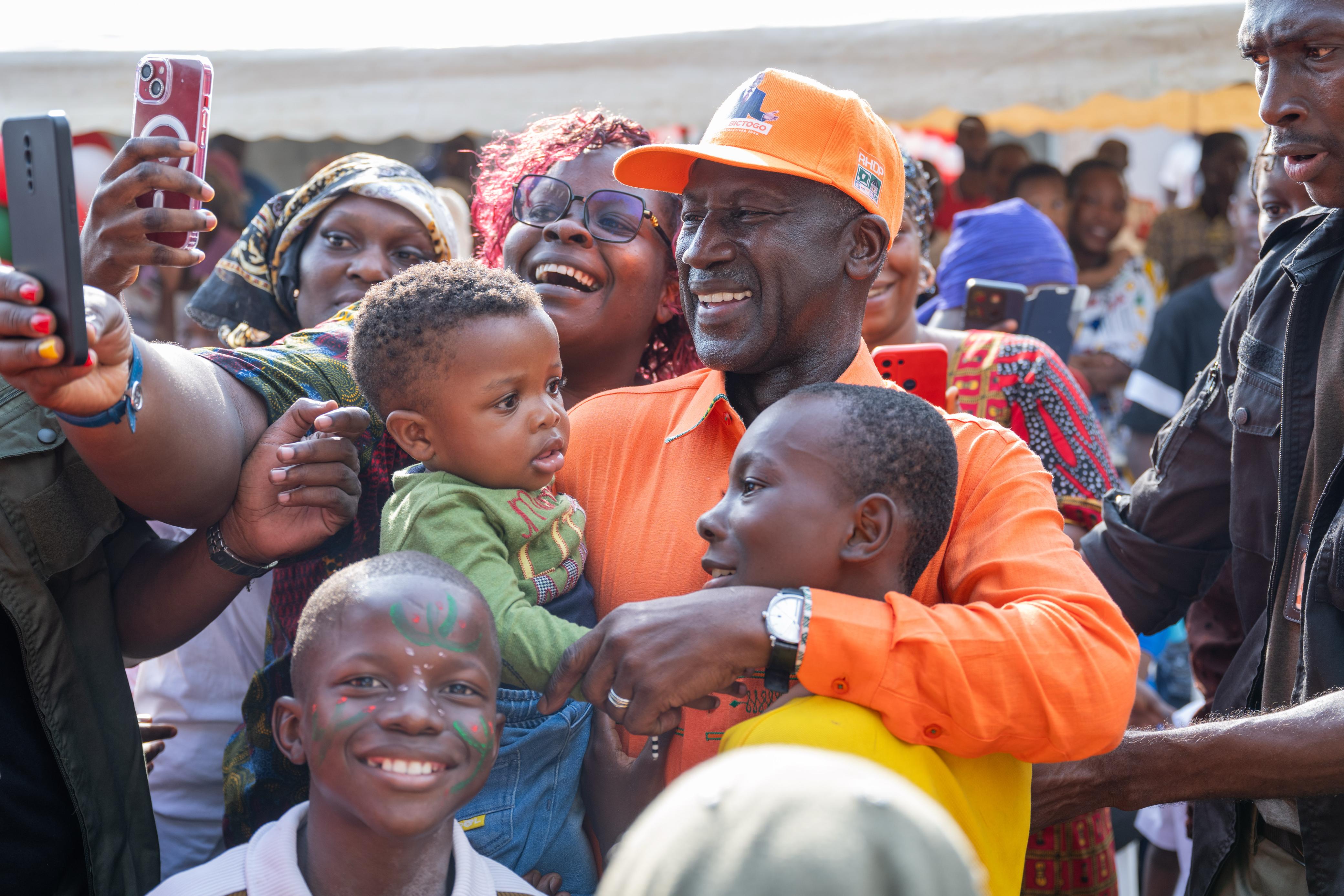 Législatives 2025 à Yopougon : Adama Bictogo au corps à corps avec les familles et les communautés