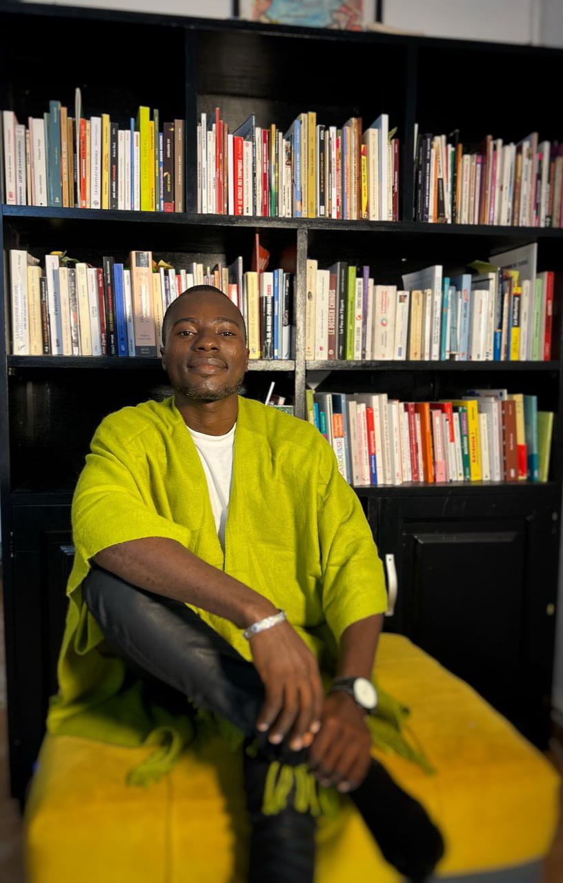 Le journaliste-écrivain Boris Anselme Takoué se lance dans la musique avec « Allumez les livres »