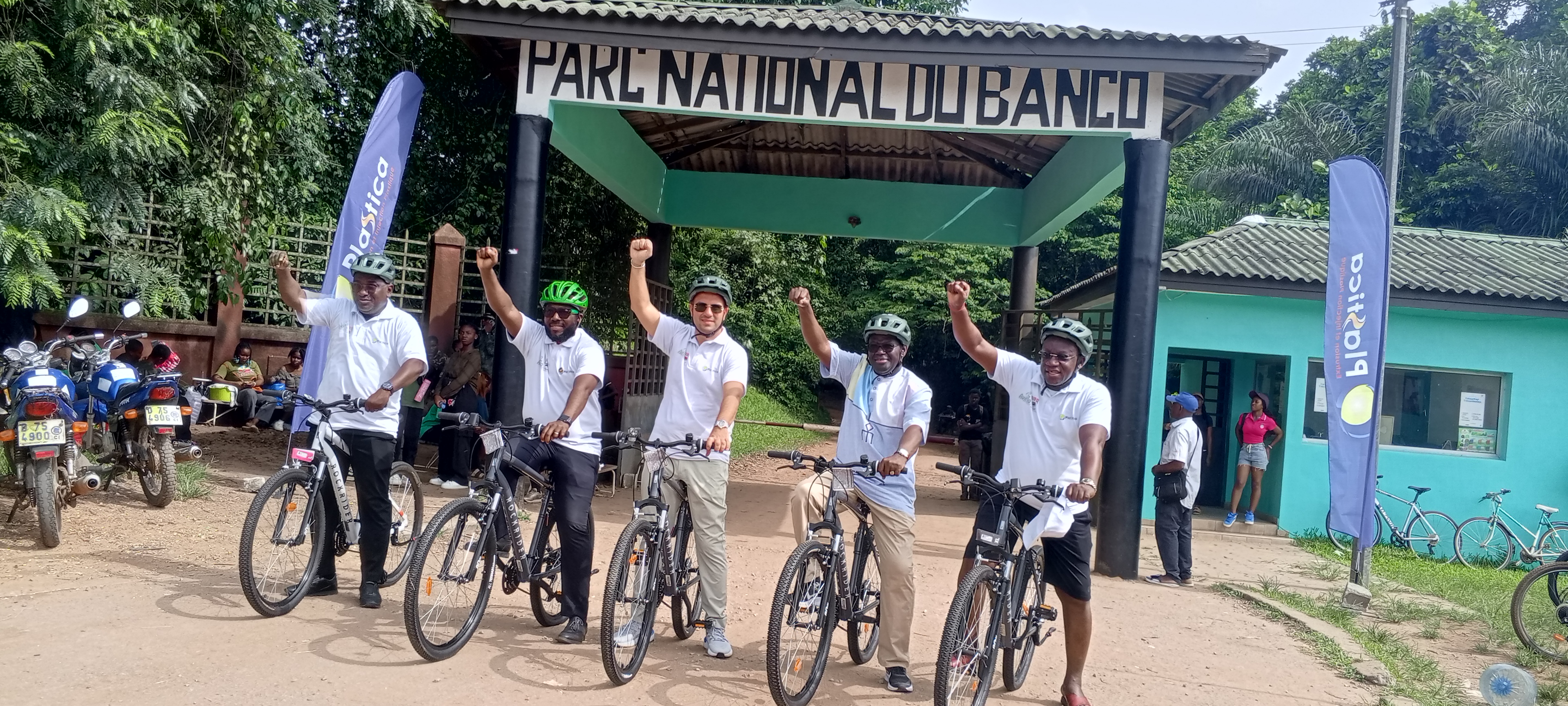 RSE : une dizaine de velos offerts au Parc national du Banco pour renforcer la mobilité durable et l’employabilité des jeunes