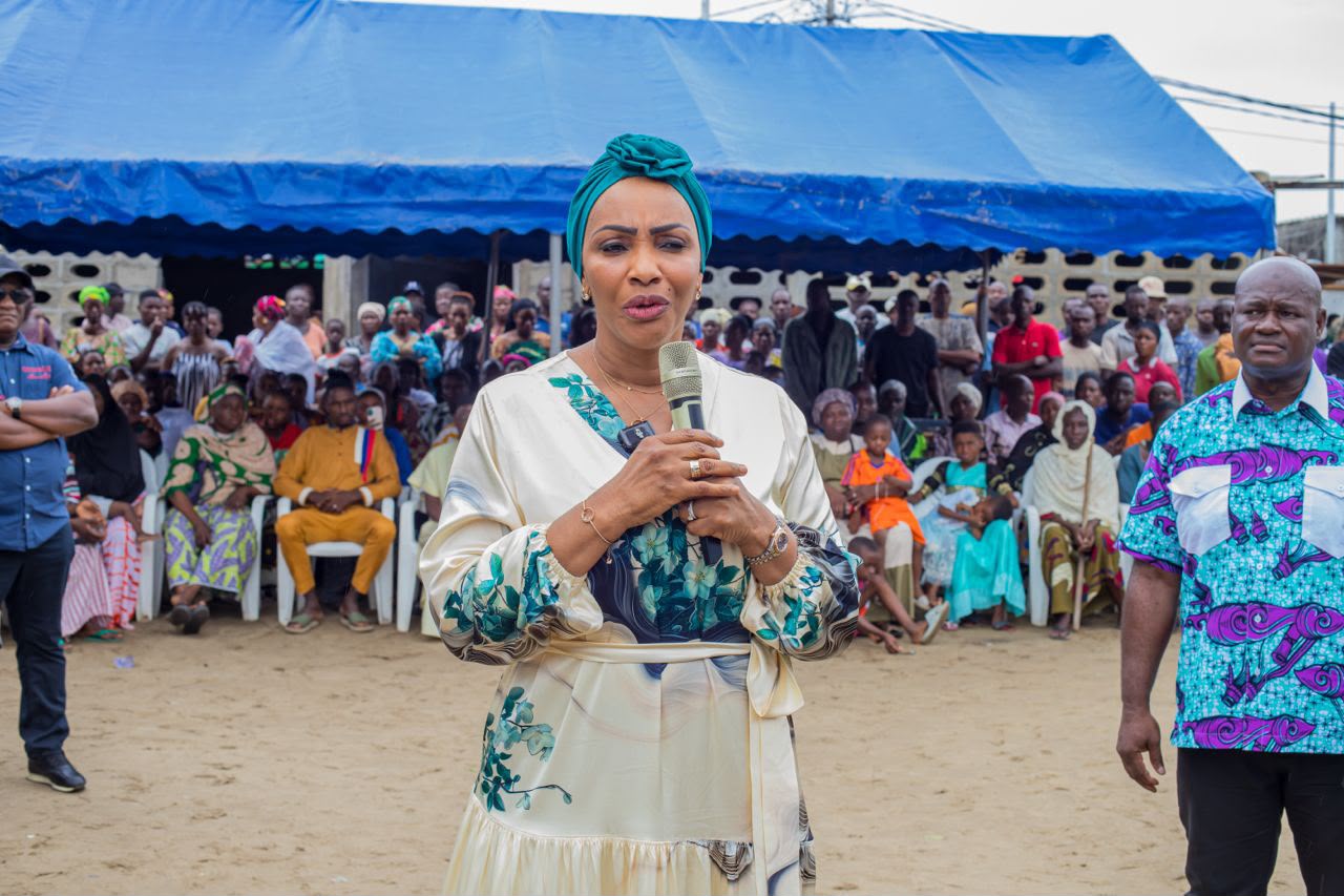 Koumassi Campement : Adjaratou Traoré apporte son soutien aux familles déguerpies